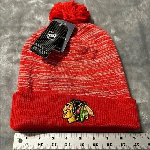 Men's Red Chicago Blackhawks Defender Cuffed Knit Hat with Pom - Picture 1 of 4
